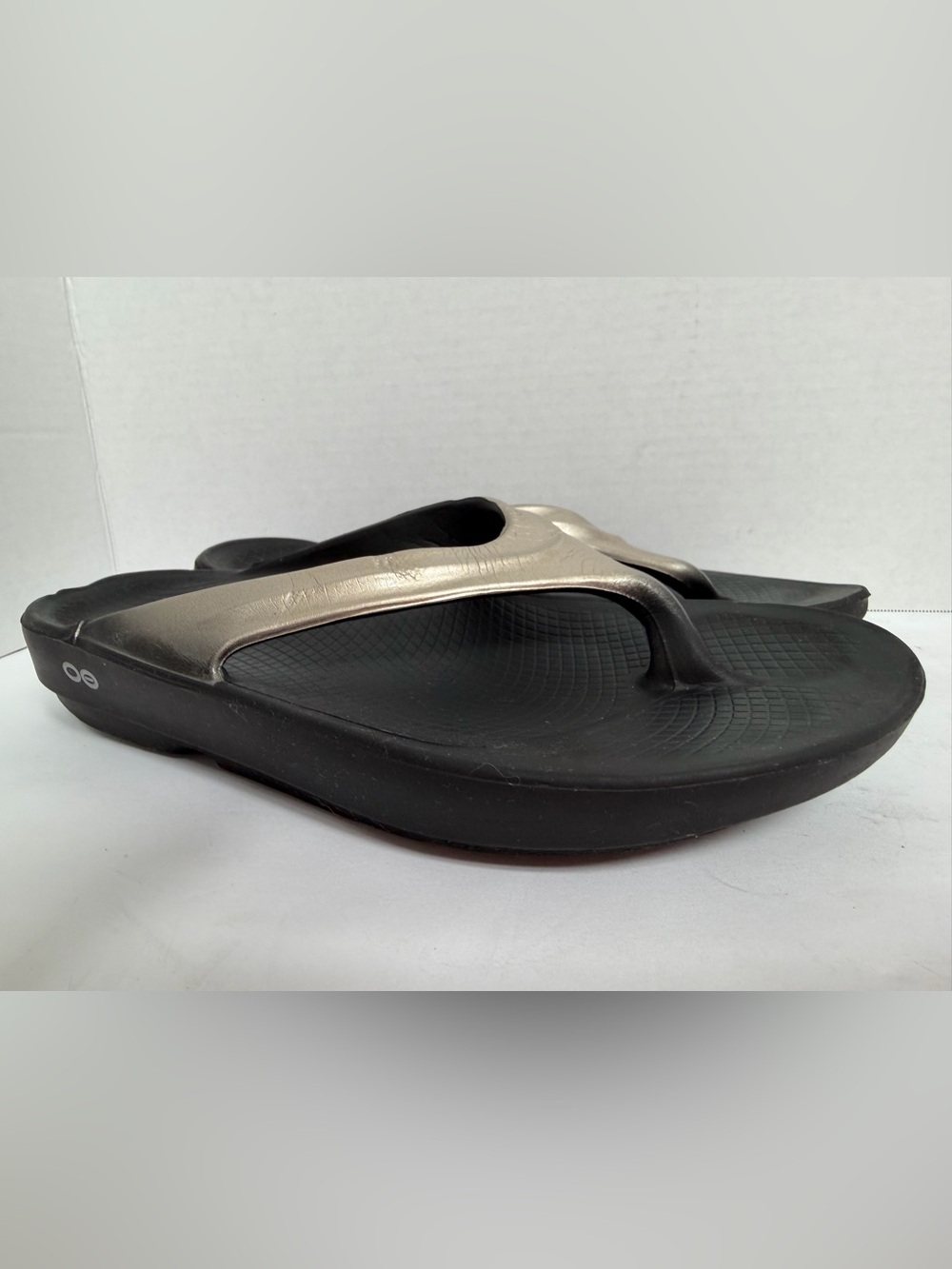 Oofos "Oolala" Silver Black Recovery Thong Sandals Women's 9 - Picture 5 of 8
